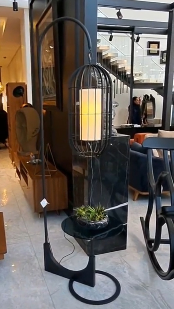آباژورایستاده